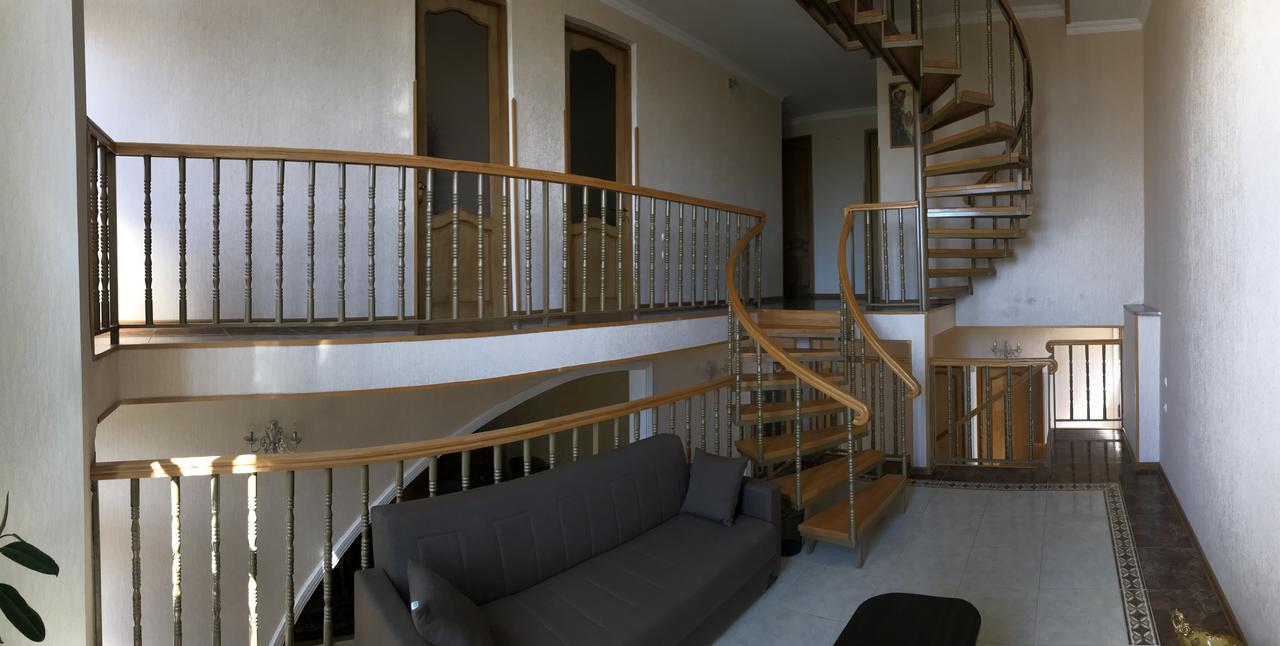 Bajo Guest House Koetaisi Buitenkant foto