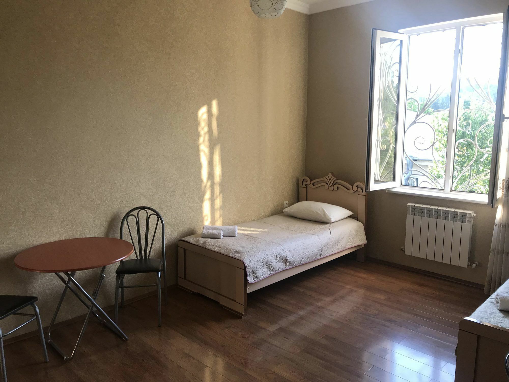 Bajo Guest House Koetaisi Buitenkant foto