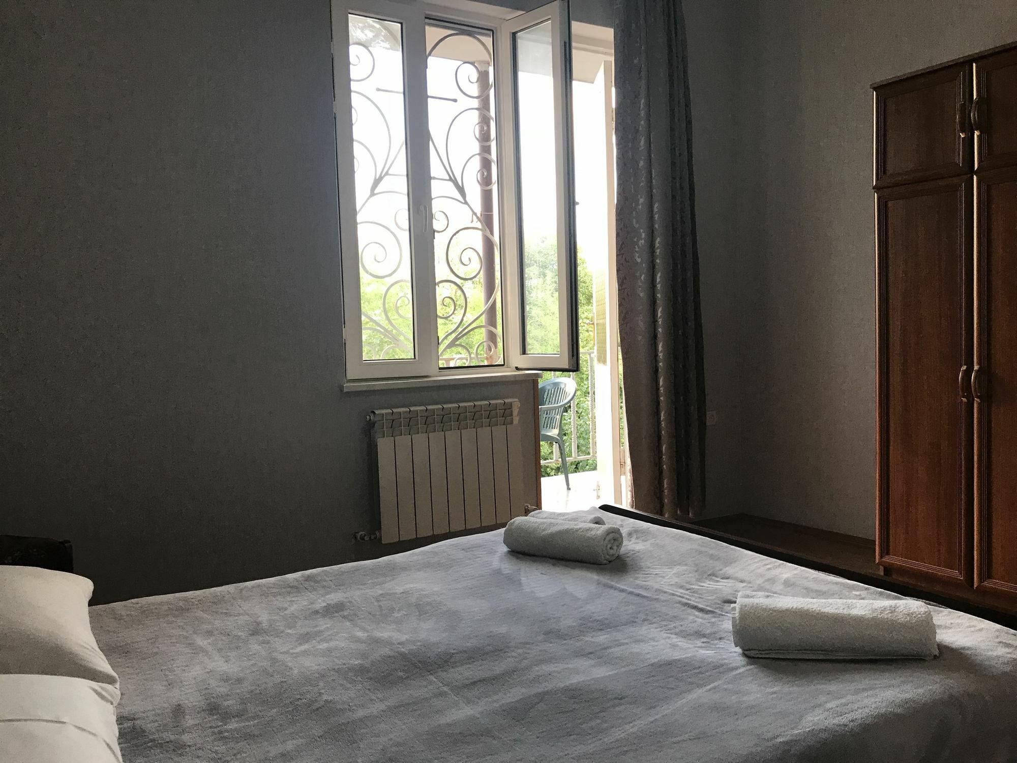 Bajo Guest House Koetaisi Buitenkant foto